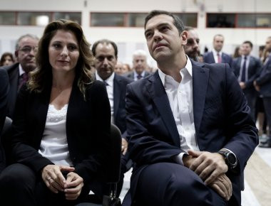 Π.Μπαζιάνα: Επέλεξε ολόλευκο «outfit» για την δεύτερη εμφάνιση της στις ΗΠΑ δίπλα στον Α.Τσίπρα (φωτό)